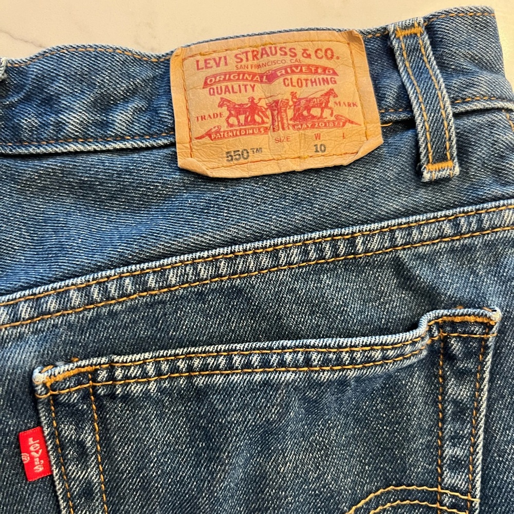 Levi’s 550 size 10 shorts. Fits like a 4/6. Vintage! Perfect timing for summer